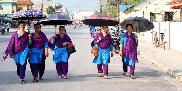 गर्मीले कक्षामा बस्नै गाह्रो, विद्यार्थी नियमित विद्यालय आउन छाडे