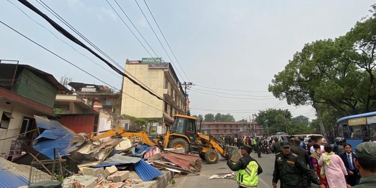 गौशाला चोकमा अतिक्रमण गरेर बनाइएका घरमा महानगरले चलायो डोजर