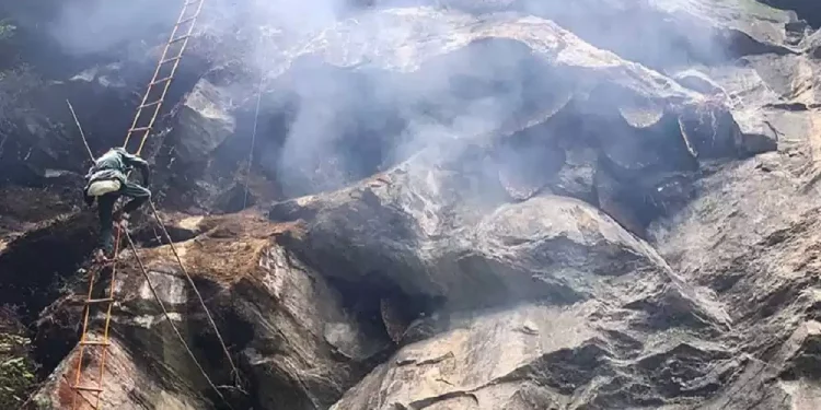 धादिङको तेम्बाह्यारा महभिरमा ‘हनी हन्टिङ’