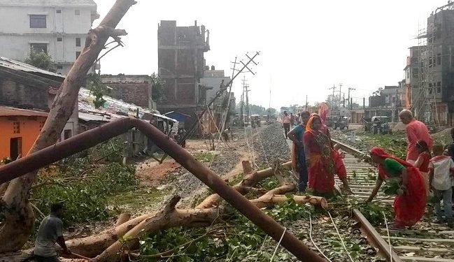 हुरीले पोल ढाल्दा विद्युत् सेवा अवरुद्ध