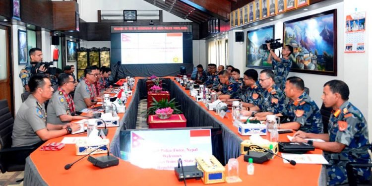 इन्डोनेसियन नेशनल पुलिस हेडद्वारा सशस्त्रको प्रधान कार्यालयको अवलोकन