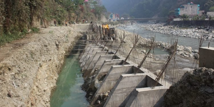 काली गण्डकीको कटान रोकथाम गर्न पर्खाल निर्माण