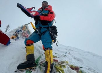 कामीरिता ३०औँ पटक पुगे सगरमाथाको चुचुरोमा