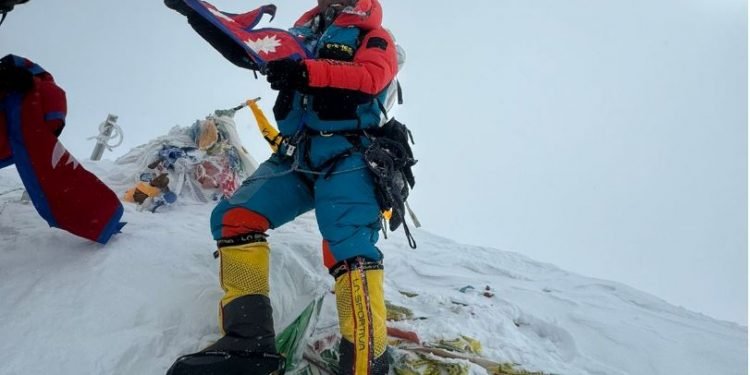 कामीरिता ३०औँ पटक पुगे सगरमाथाको चुचुरोमा