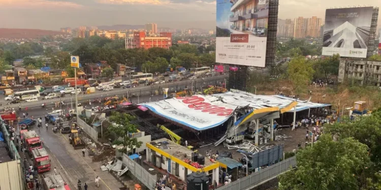 मुम्बईमा होर्डिङ बोर्ड ढलेर १४ जनाको मृत्यु, ७४ जना घाइते