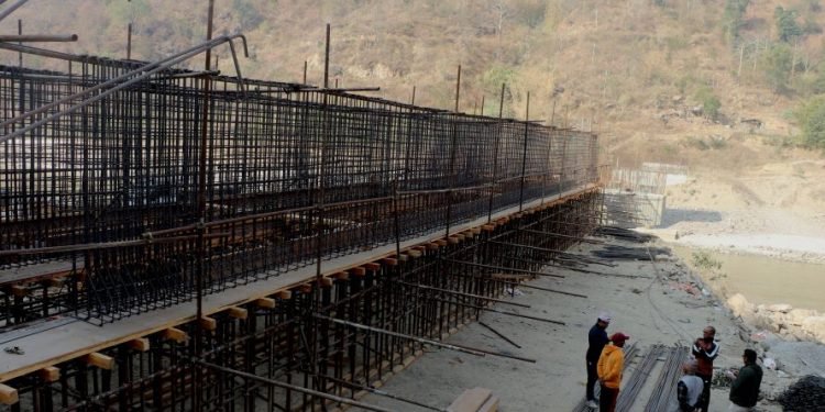 मादी नदीमा धमाधम पुल निर्माण हुँदै