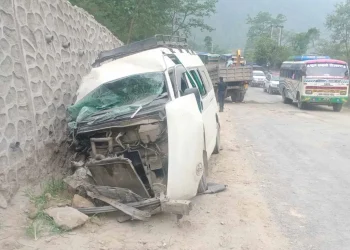 माइक्रोबस र टिपर ठोक्किँदा १३ जना घाइते, दुईको अवस्था गम्भीर