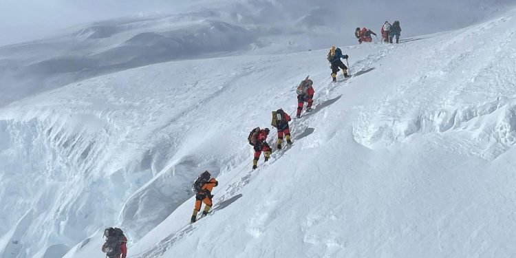 सगरमाथामा कीर्तिमान बनाउने प्रतिस्पर्धा