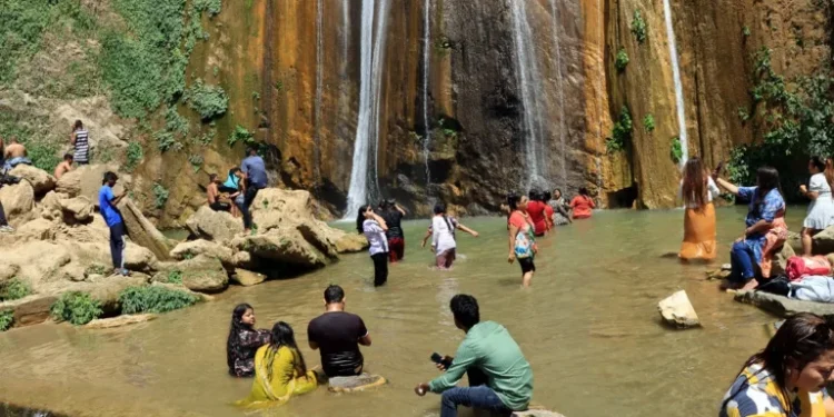 गर्मी छल्न जलबिरे झरनामा पर्यटक