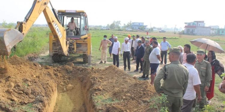 डोजर लिएर बर्दघाटका मेयर खोलामा