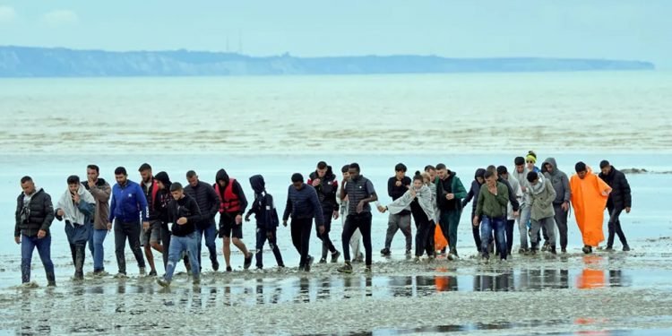 बेलायती सरकारको मुख्य चुनौती बनिरहेका ‘आप्रवासी’ कसरी त्यहाँ पुग्छन्?
