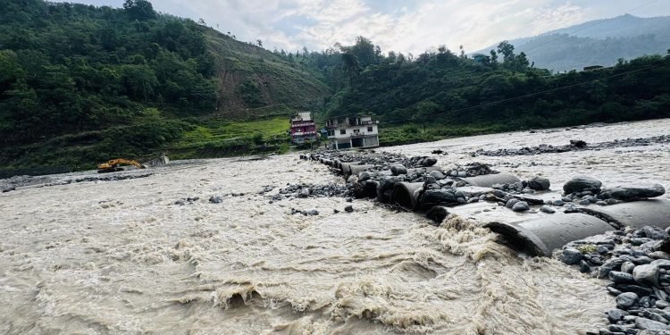 मेलम्चीमा आएको बाढीले फट्टेको अस्थायी पुलमा क्षति