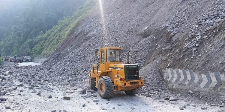 नारायणगढ–मुग्लिन सडकः पच्चीस ठाउँमा पहिराको जोखिम