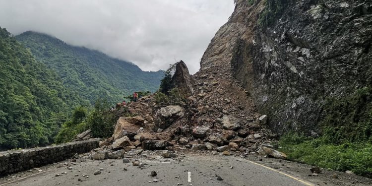 पहिरोले डुम्रे-बेँसीसहर सडक पुनः अवरुद्ध