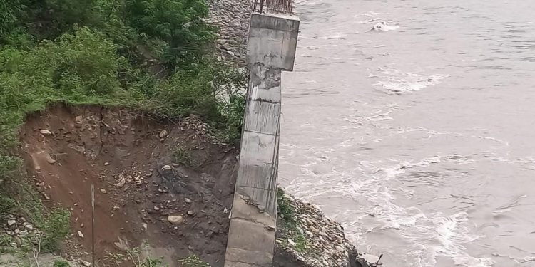 ५० करोड १४ लाखमा धाप्लाङघाटमा निर्माणाधीन पक्की पुलको खम्बा बाङ्गियो