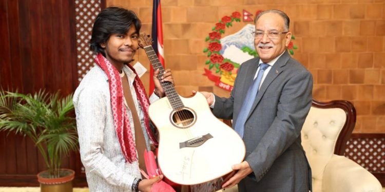 ‘नेपाल आइडल सिजन–५’ विजेता करणलाई प्रधानमन्त्रीले दिए गितार उपहार