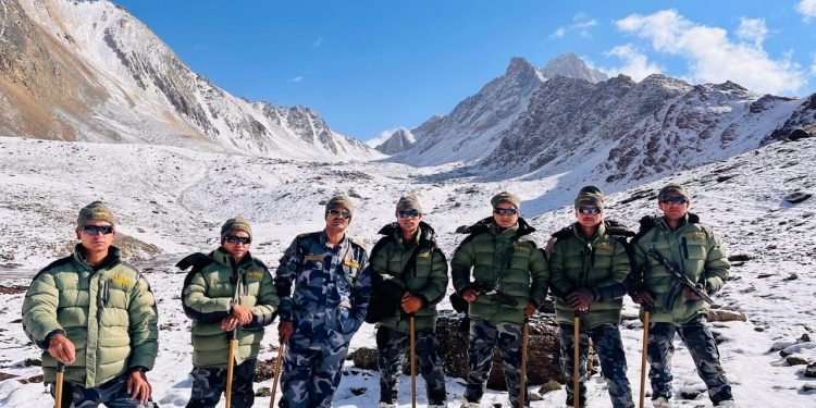 सुरक्षा अधिकारीद्वारा चीनसँगको सीमा क्षेत्रको निरीक्षण