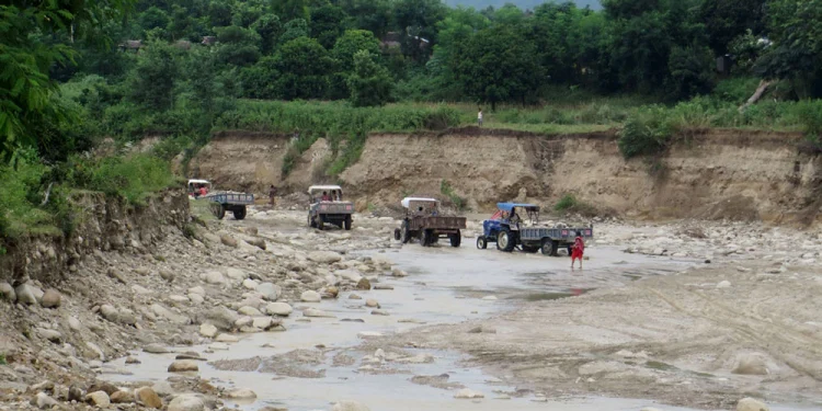 गैरकानुनी ढंगले प्राकृतिक स्रोतको दोहन