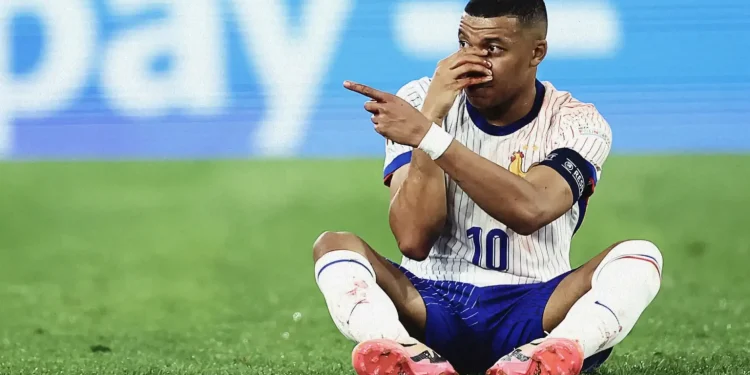 एम्बाप्पेको नाक भाँचियो