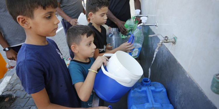 ‘पानी नपाएर छट्पटिँदैछन्’ गाजाका नानीबाबुहरू