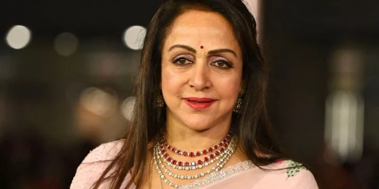 अयोग्य भनी पन्छाइएकी चर्चित नायिका हेमा मालिनी कसरी सफल भइन् ?