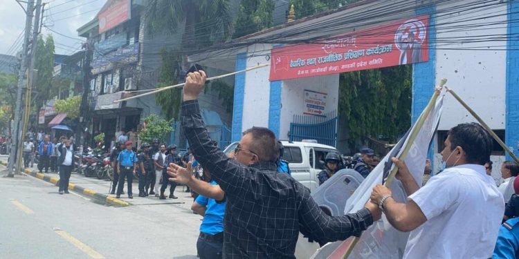 पोखरामा सहकारीपीडितले देखाए प्रधानमन्त्रीलाई कालो झण्डा