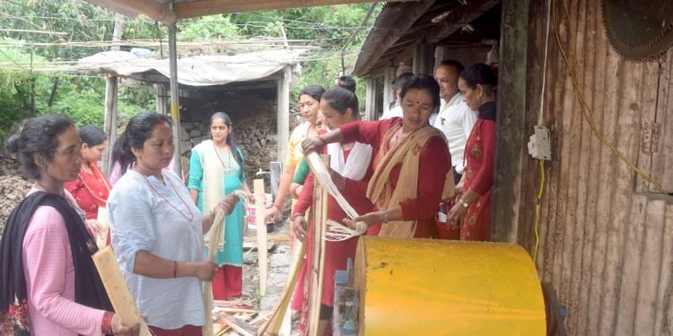 केराको थामबाट फाइबर, धागो र कम्पोष्ट मल बनाएर आय आर्जन