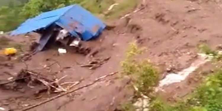 ताप्लेजुङ पहिरोमा परी एकै परिवारका चार जनाको मृत्यु, दुई घाइते