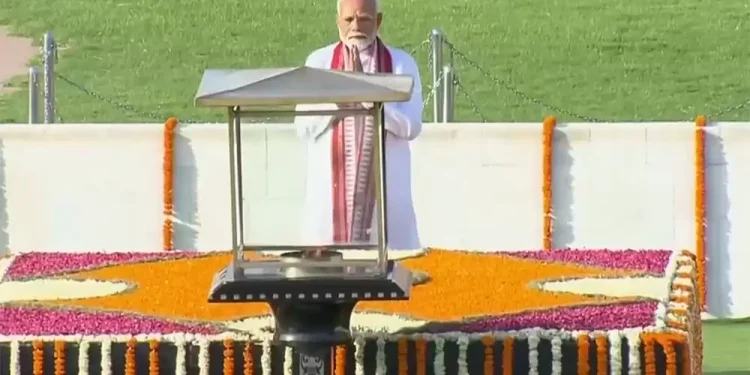 शपथ लिनुअघि महात्मा गान्धीको समाधिस्थल राजघाट पुगे मोदी