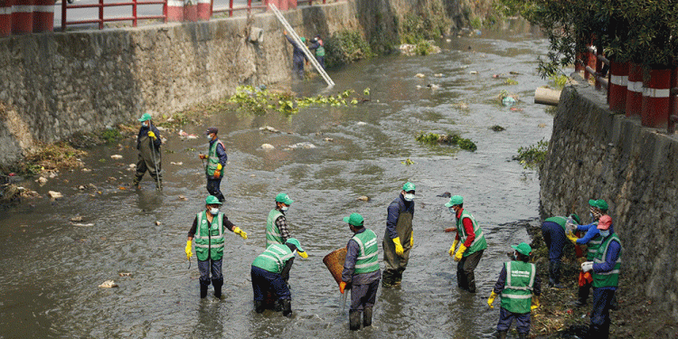 नदी सफाइ गर्दै काठमाडौं महानगर