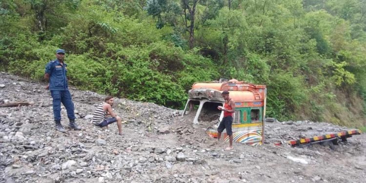 पहिरोले मध्यपहाडी लोकमार्गमा ट्रक पुरियो, चालक सकुशल