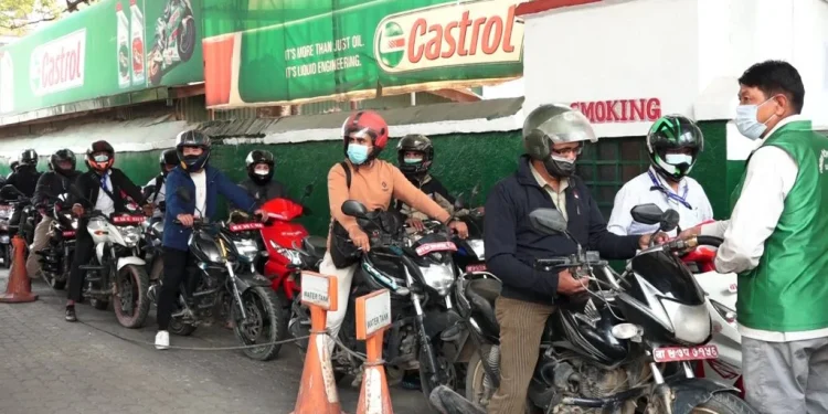 ट्याङ्कर व्यवसायीहरुको विरोधका कारण काठमाडौंका पेट्रोल पम्पहरु बन्द