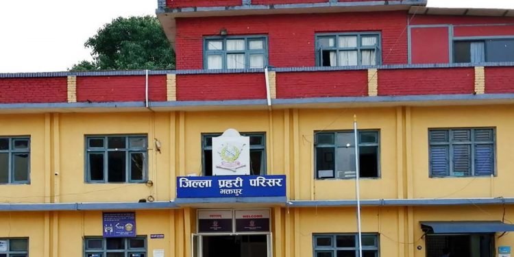 प्रहरी हुँ भन्दै भक्तपुरमा व्यवसायीको घरमा लुटपाट