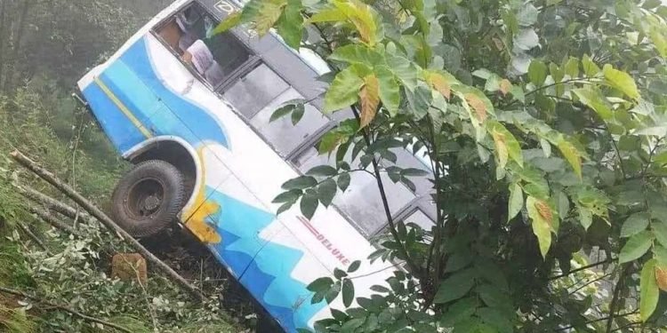 रामेछापमा बस दुर्घटना अपडेटः १० जना घाइते