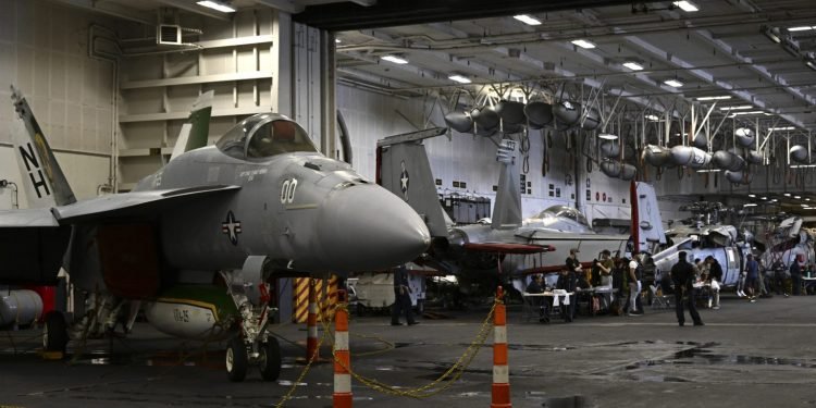 उत्तर कोरियाविरुद्ध शक्ति प्रदर्शनका रूपमा अमेरिकी विमानवाहक पोत दक्षिण कोरियामा