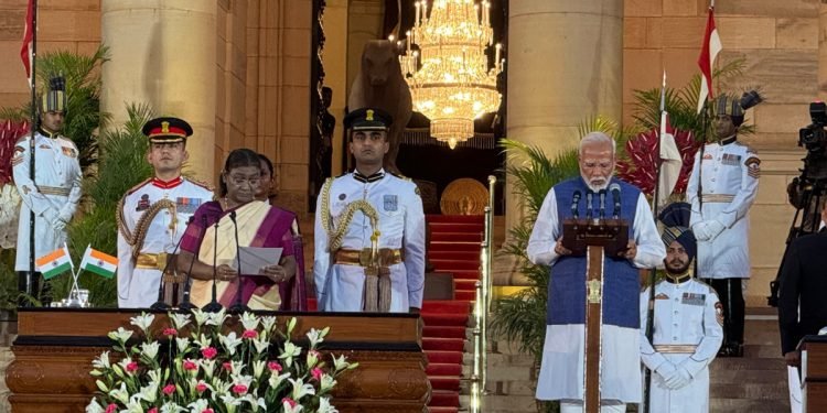 भारतीय प्रधानमन्त्री नरेन्द्र मोदीले लिए शपथ