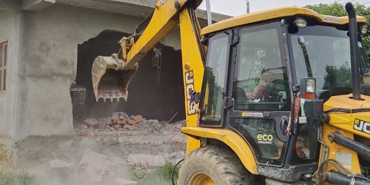 वनक्षेत्र अतिक्रमण गरी बनाइएको भवनमा डोजर चल्यो