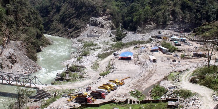 पहिरोले पुरिएर अरुण तेस्रो जलविद्युत आयोजनाका एक मजदुरको मृत्यु, दुई जना घाइते