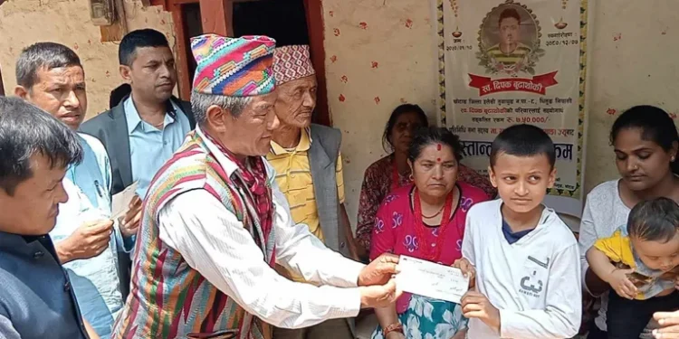 वैदेशिक रोजगारीमा ज्यान गुमाएका दीपकको परिवारलाई आर्थिक सहयोग