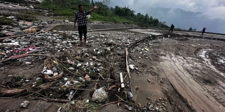 खाँदबारी-नुम सडकमा वर्षाले पुर्‍यायो क्षति