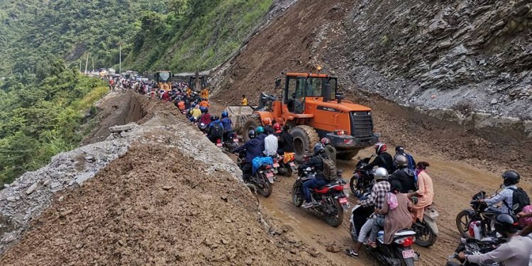 पहिरो पन्छाएपछि पृथ्वी राजमार्ग पुनःसञ्चालनमा