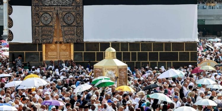 साउदीमा हज यात्रामा मृत्यु हुनेको संख्या १३ सय नाघ्यो