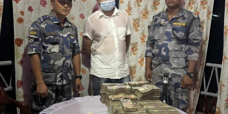 स्रोत नखुलेको एक करोड एक लाखसहित पक्राउ