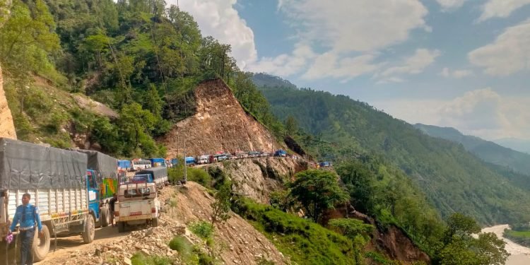 वर्षाका कारण कर्णाली राजमार्ग पुनः अवरुद्ध