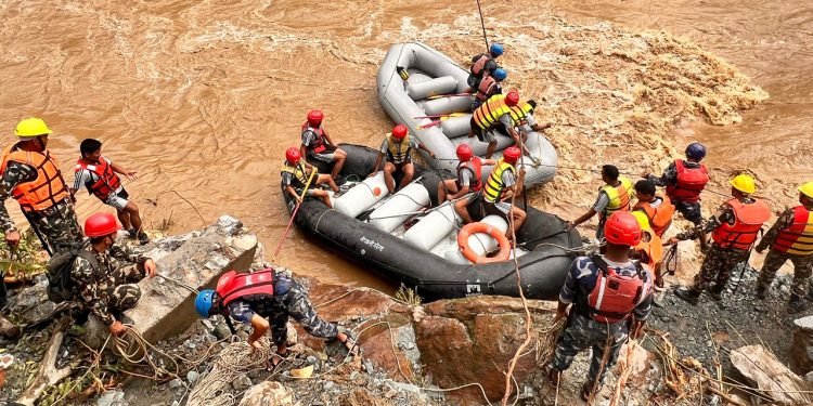 २४ बितिसक्दा त्रिशूलीमा खसेका बससहित करिब ५० जनाको अवस्था अझै अज्ञात