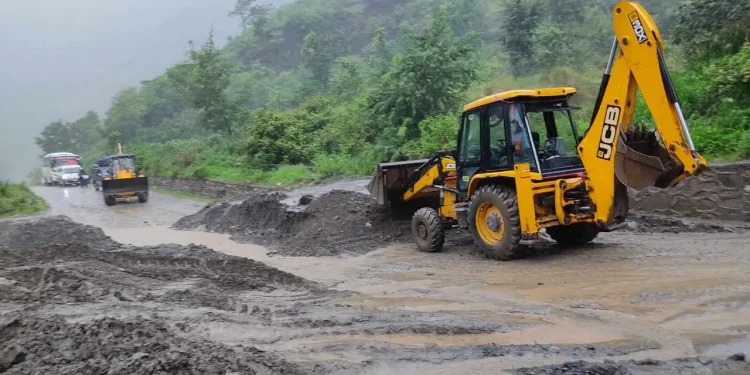 अरनिको र बिपी राजमार्गमा नियमित यातायात सञ्चालन