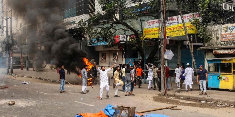 बङ्गलादेशका प्रधानमन्त्रीको शासनका लागि विद्यार्थी अशान्ति ठूलो चुनौती