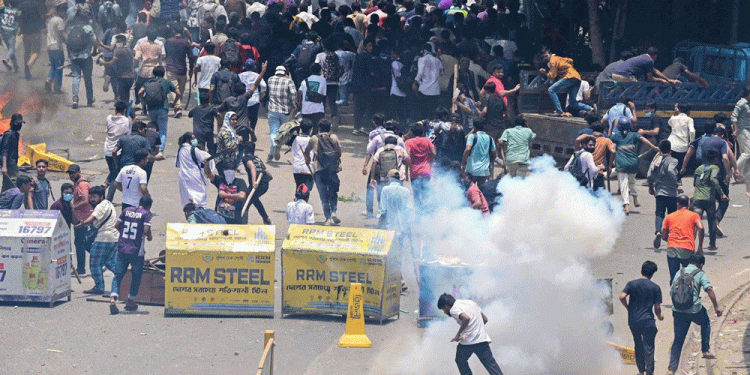 बंगलादेशमा रोकिएन हिंस्रक आन्दोलन, दुई प्रहरीसहित ११० जनाको मृत्यु