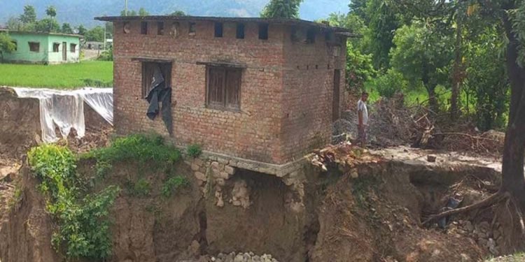 भीमदत्तका दर्जन घर कटानको जोखिममा