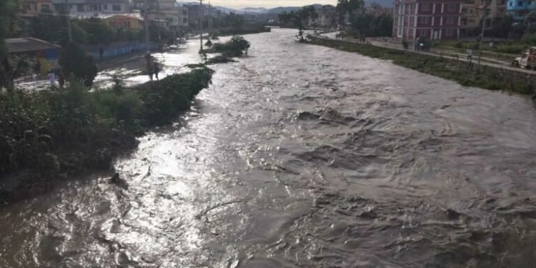 काठमाडौंको बल्खु खोलामा बाढी : एकको मृत्यु, ११ जनालाई सारियो